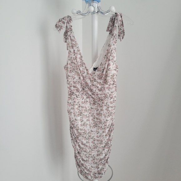 PRETTY LITTLE THING // Floral Ruched Mini Bodycon Dress - Picture 6 of 9